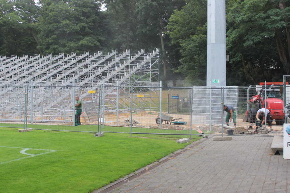In dieser Woche soll der Aufbau der neuen Tribüne abgeschlossen werden.