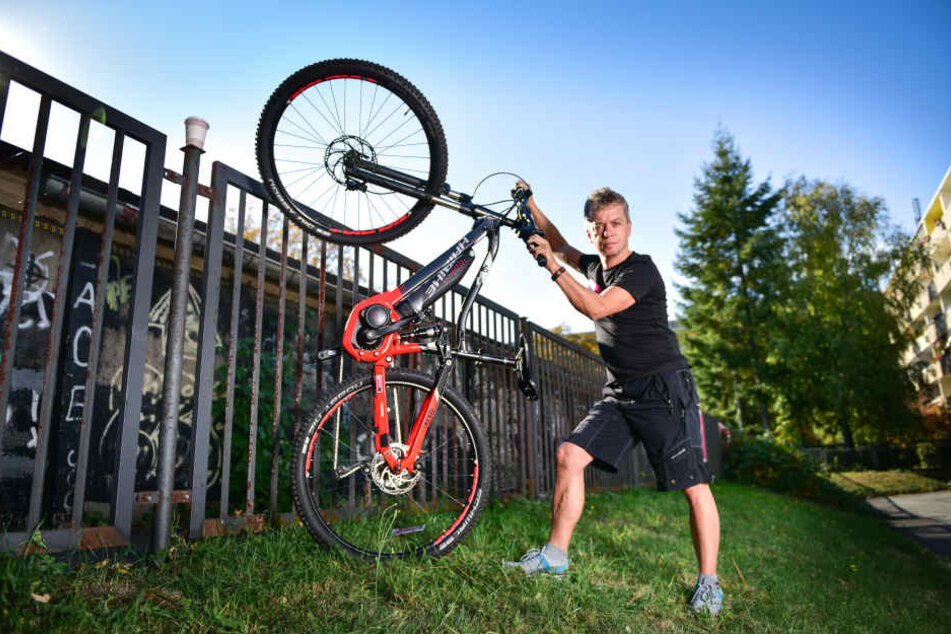 Carsten Haase (52) zeigt, wie die Diebe die E-Bikes über den Zaun warfen.