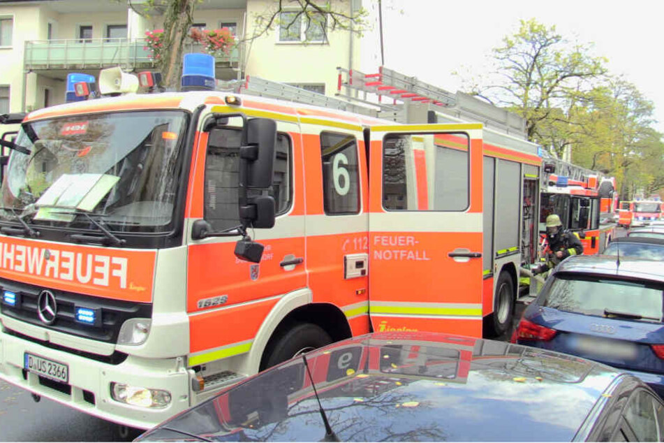 Zunächst gingen die Einsatzkräfte davon aus, dass sich noch eine Bewohnerin im brennenden Haus befindet.