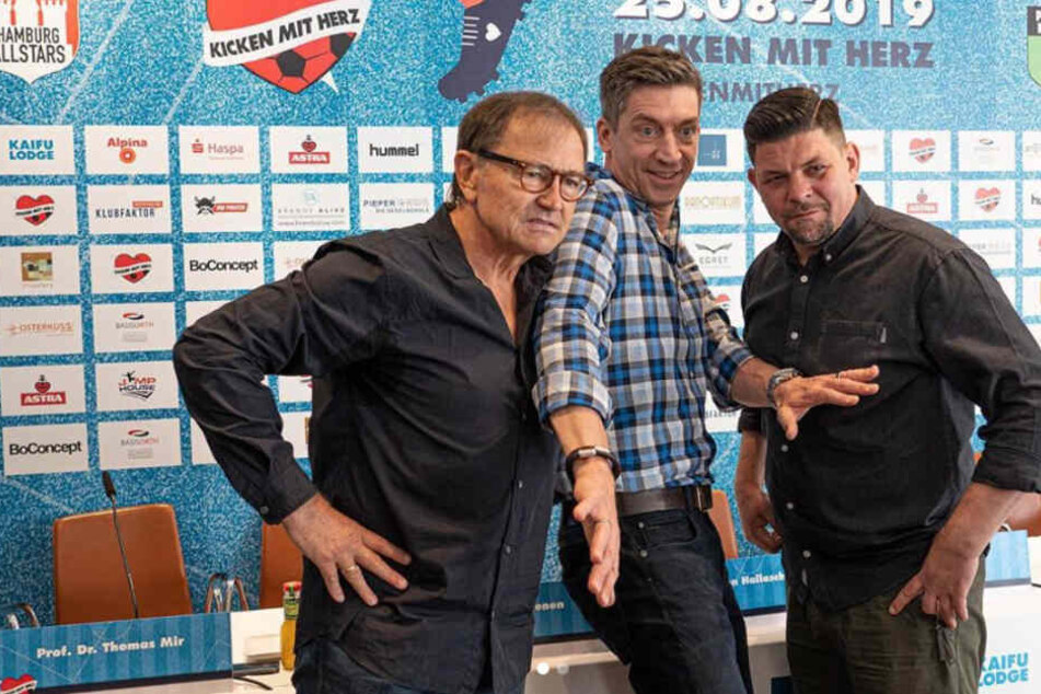 Moderator Steffen Hallaschka (Mitte) musste die beiden Trainer Ewald Lienen (links) und Tim Mälzer voneinander trennen.