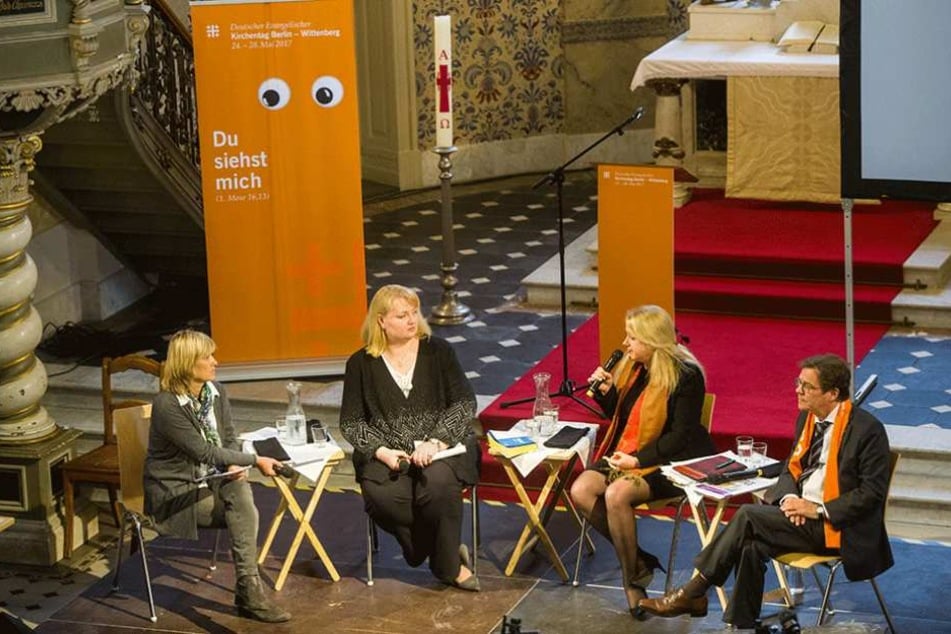 Bettina Warken (l. nach r.), Anette Schultner (AfD), Liane Bednarz und Bischof Markus Dröge sitzen in der Sophienkirche in Berlin bei der Diskussion.