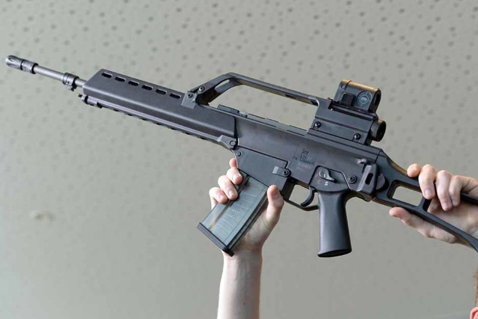 Ein bewaffneter Mann hat am Bahnhof in Mengen einen Großeinsatz ausgelöst. Das Sturmgewehr entpuppte sich jedoch als Plastik-Imitat. (Symbolfoto)