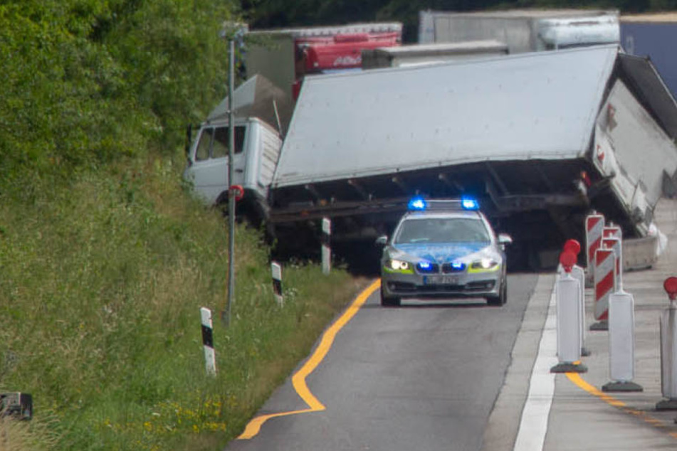 Der querstehende Lkw blockiert aktuell einen der Fahrstreifen.