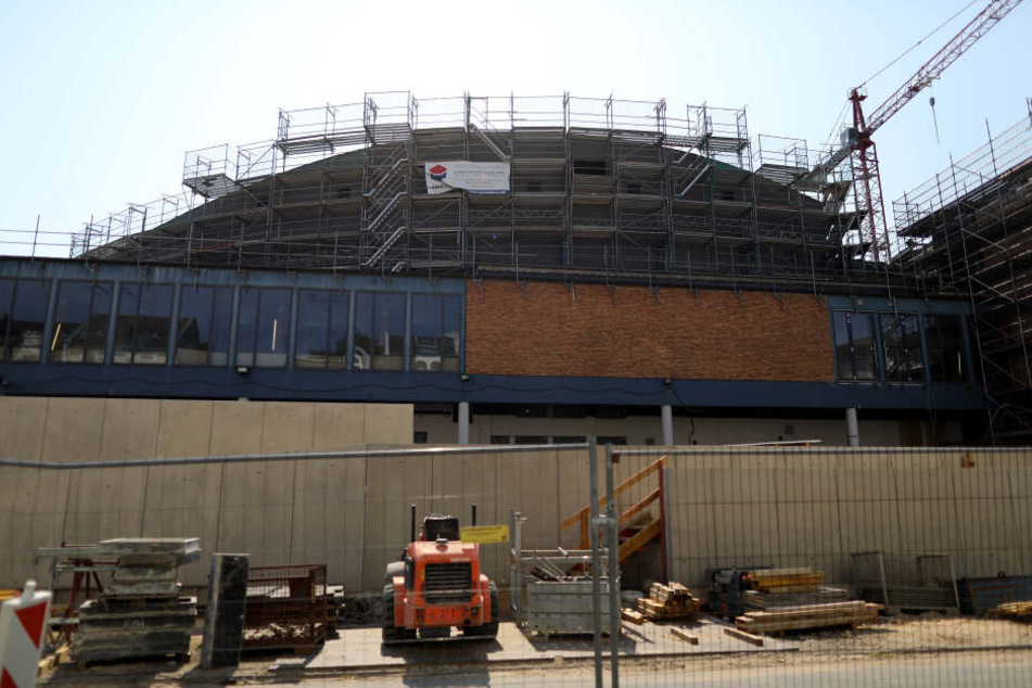 Die traditionsreiche Beethovenhalle in Bonn ist seit Jahren eine Baustelle.