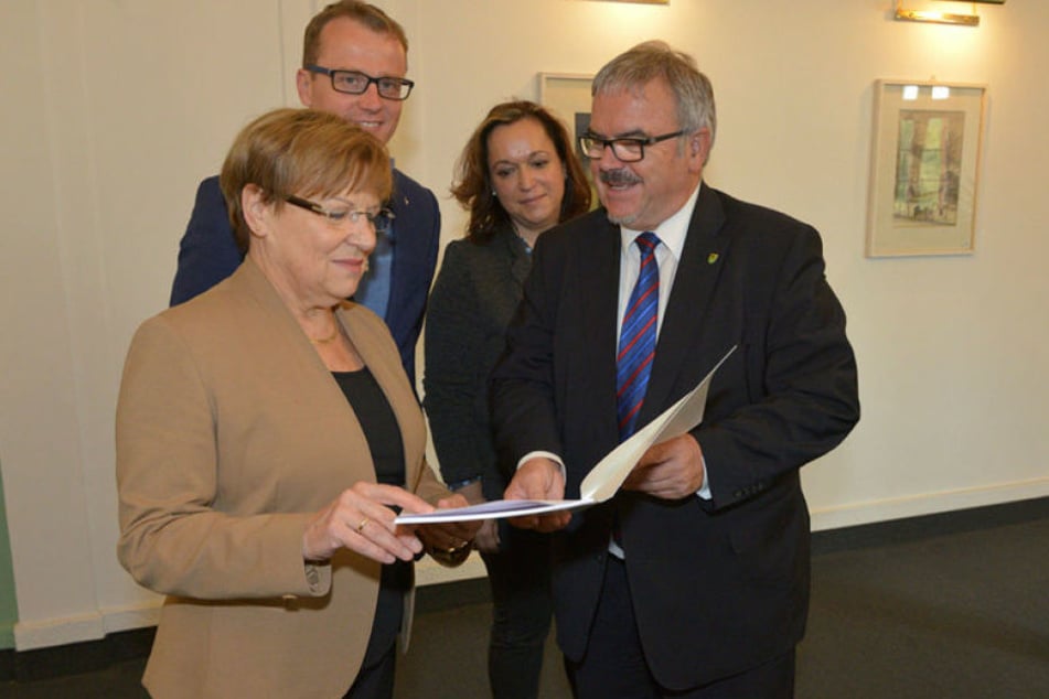 Kultusministerin Brunhild Kurth (63, CDU), der 3,9-Millionen-Scheck für die neue Sporthalle und Erzgebirgs-Landrat Frank Vogel (60, CDU).