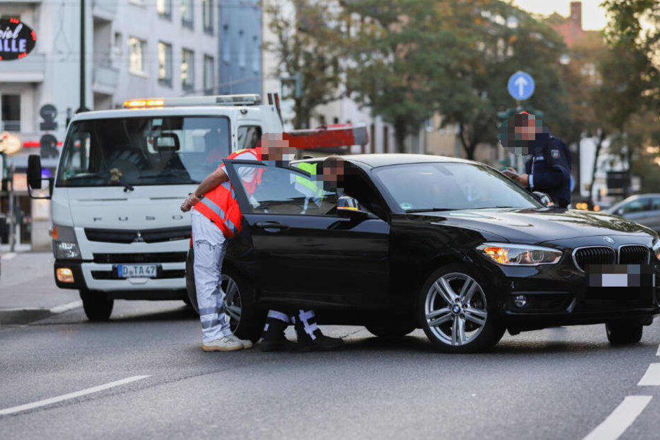 Der Motorradfahrer war nach der Kollission mit dem BMW über die Straße geschlittert und gegen ein geparktes geprallt.