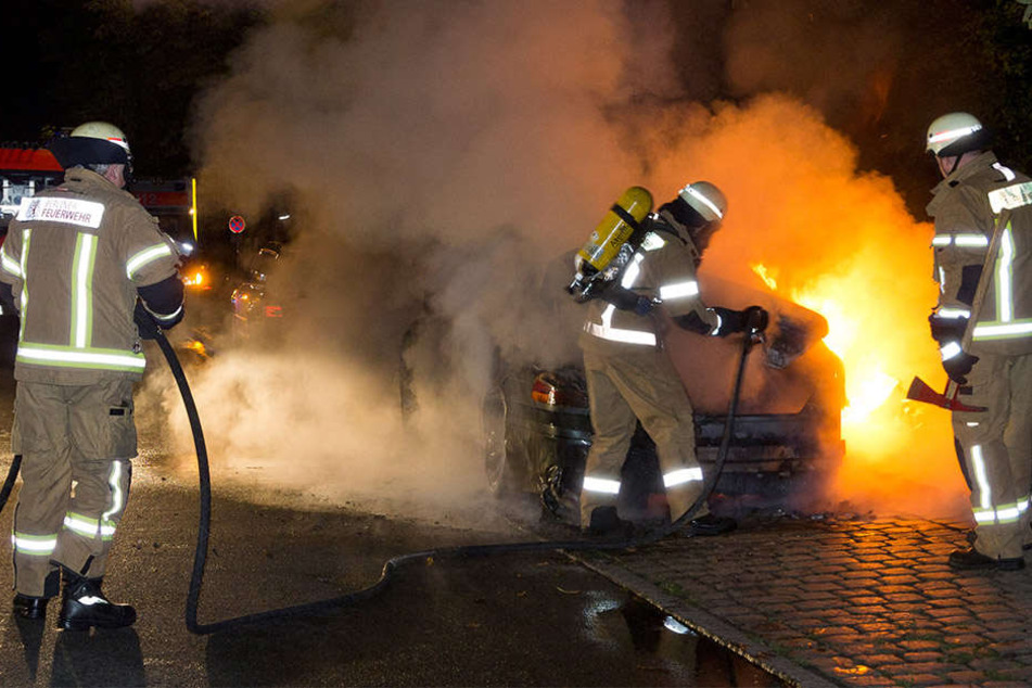 Zwei Fahrzeugen wurden in der Leipziger Südvorstadt mit offener Flamme in Brand gesetzt. (Symbolbild)
