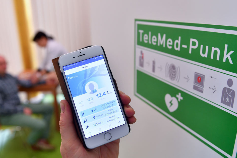 Blutdruckwerte per Smartphone an einen Arzt senden.