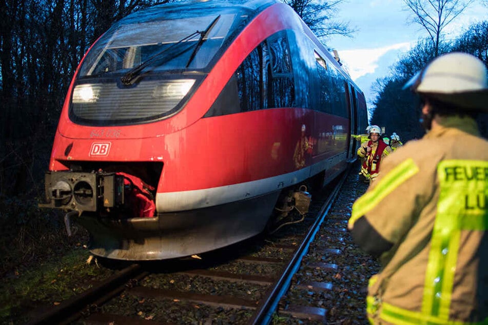 Die Feuerwehr hat 70 Fahrgäste aus dem Zug gerettet.