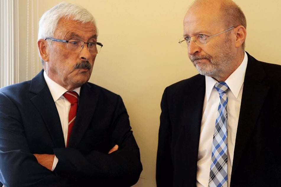 Der Bundesanwalt Thomas Beck, Leiter der Abteilung Terrorismus, (r) unterhält sich mit dem Sonderbeauftragten des Berliner Senats im Fall Anis Amri, Bruno Jost.