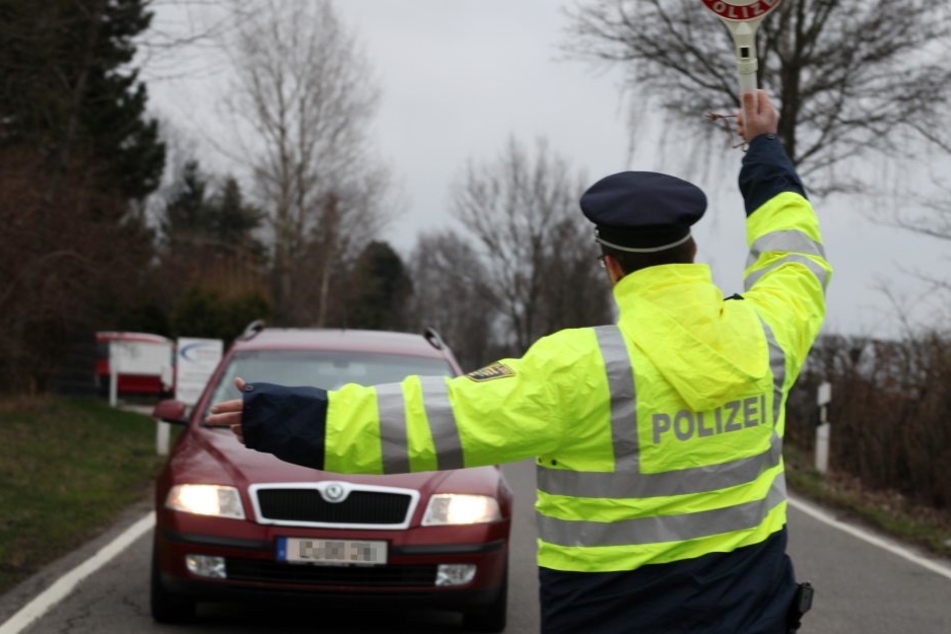 Geschwindigkeitskontrolle in Hohenstein-E.: Polizeiobermeister Dominique
Götze (36) winkte ein Auto zur Seite.