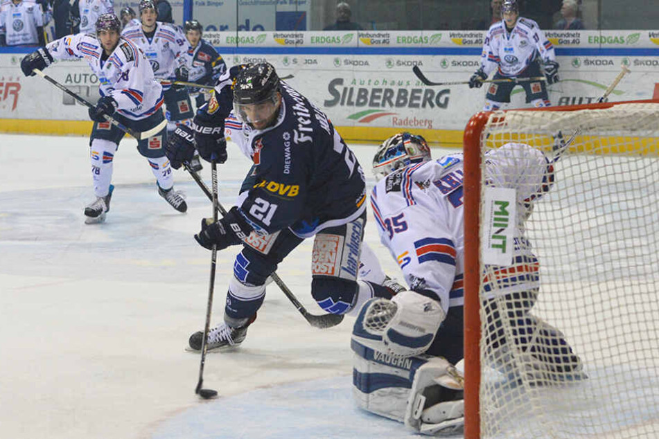 Das passte: In der 12. Minute des ersten Drittels landete der Puck im Netz der Kassel Huskies.