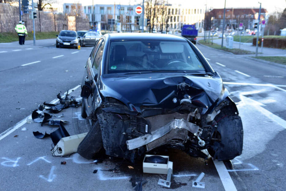 Der Mercedes hat nur noch Schrottwert.