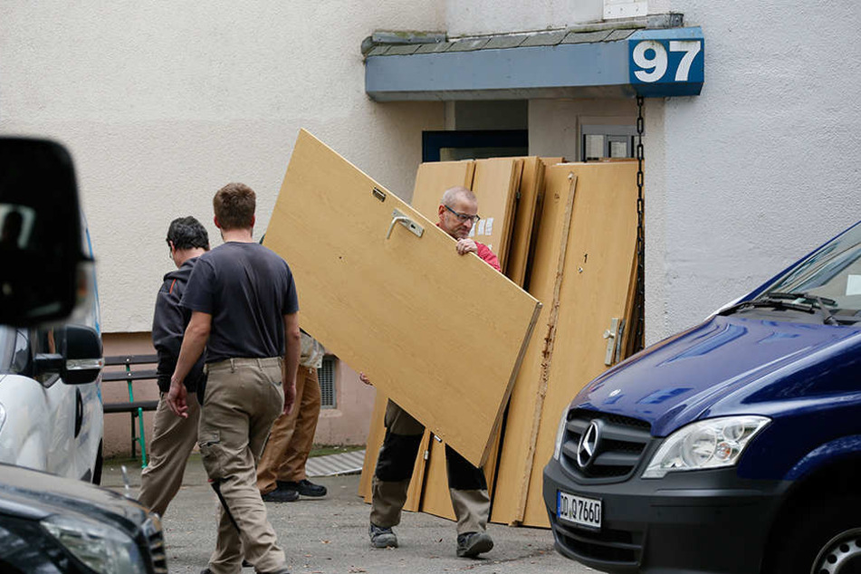 Am Montag wurden noch die Türen im "Terrorhaus" repariert.