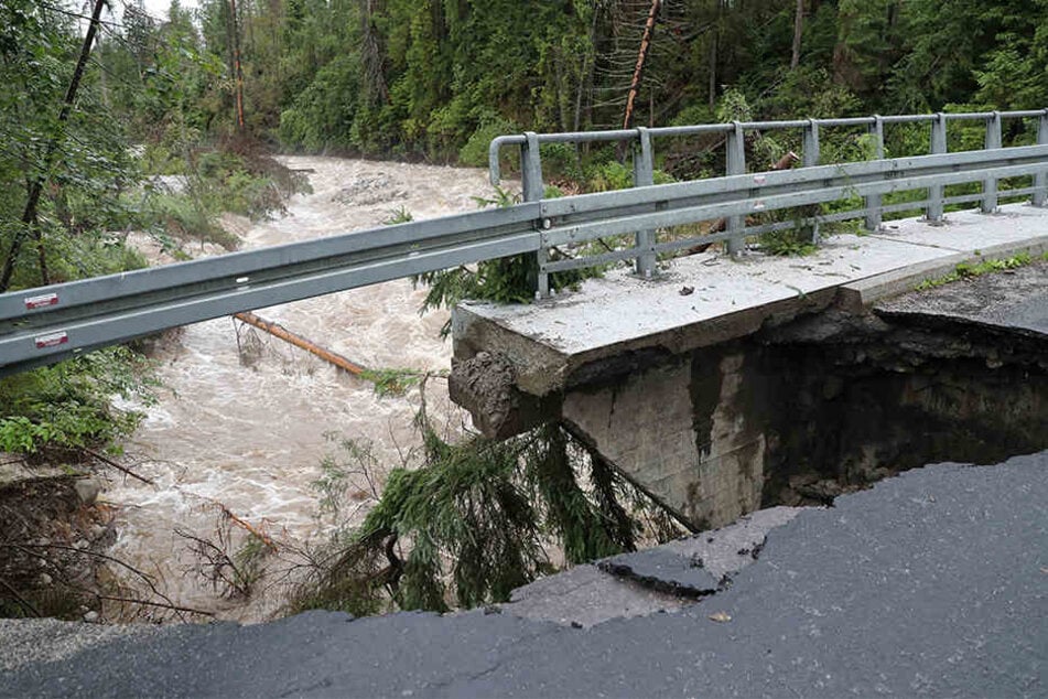 Im polnischen Zazadnia wurde durch die heftigen Unwetter eine Brücke beschädigt.
