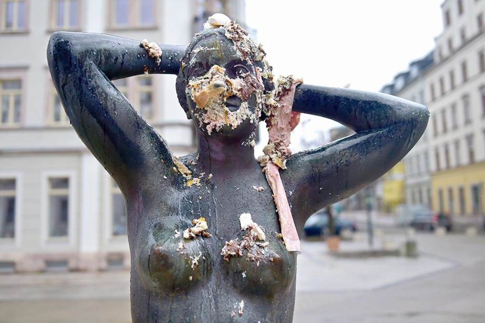 Die Figuren auf dem Brühl wurden beschmiert.