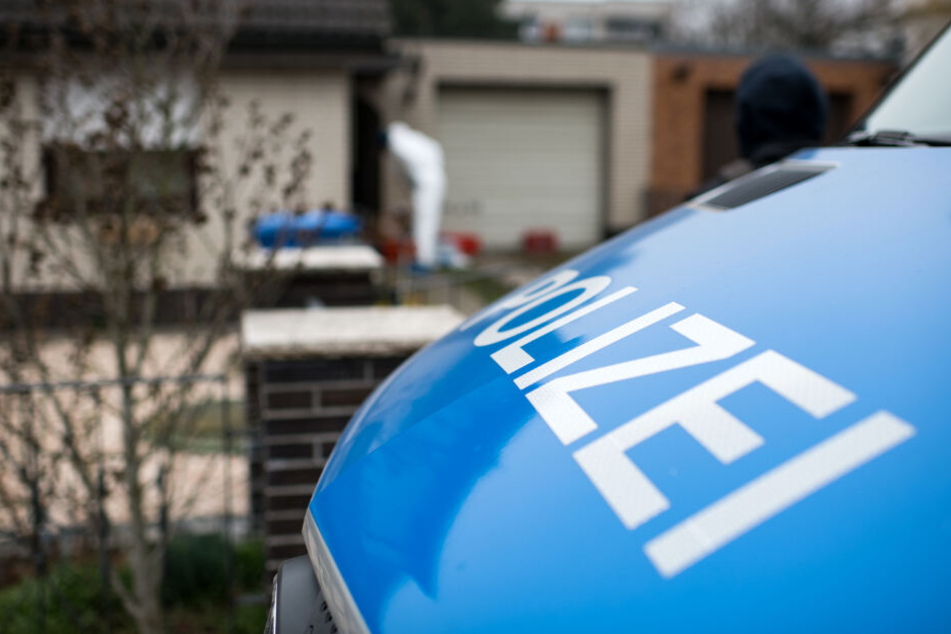 Kriminaltechniker der Berliner Polizei untersuchen das Haus der Schwester der verschwundenen 15-jährigen Rebecca.