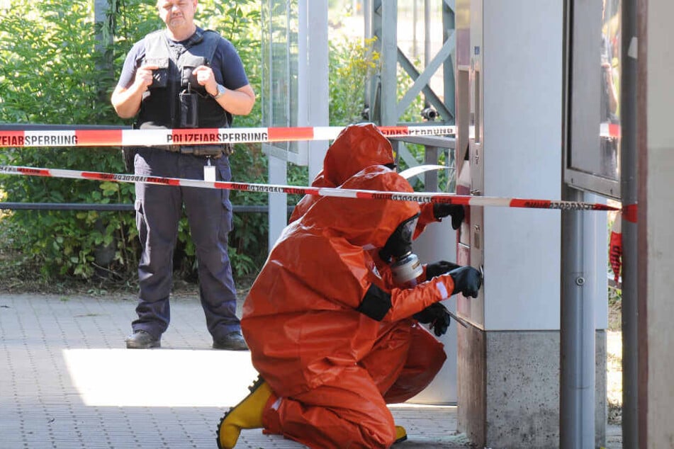 Die Kameraden der Feuerwehr reinigten in Schutzkleidung und unter Atemschutz
den Fahrkartenautomat von der Säure.