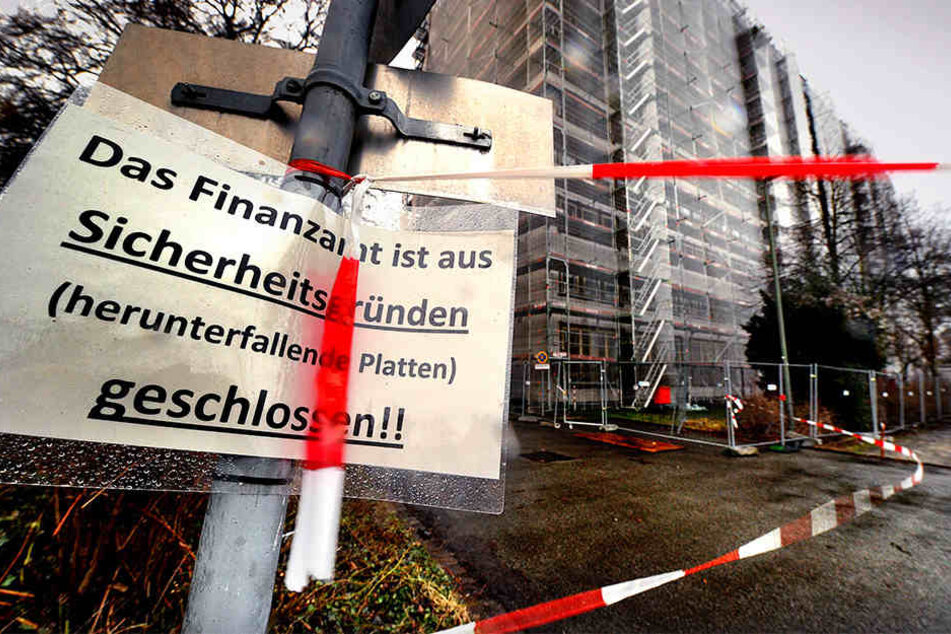 Holzteile drohten wegen des Sturms herabzustürzen. Das Finanzamt wurde geräumt.