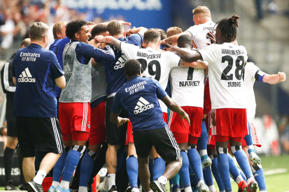 Nur wenige Augenblicke später war die ganze Mannschaft dabei und jubelte über den Treffer.