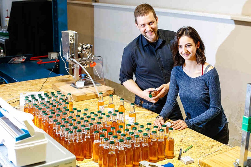 Alles Handarbeit: Benjamin Pfeiffer (31) und Freundin Denise Schönfelder (23) füllen die Tonic-Flaschen selbst ab.