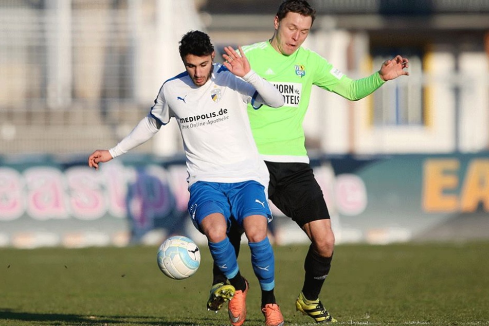 Routinier Alexander Bittroff (hint., hier im Zweikampf mit Jenas David Tuma) verpasste die letzten beiden Hinrundenspiele wegen seiner Rotsperre. Jetzt kehrt er als Rechtsverteidiger in die Startformation zurück.