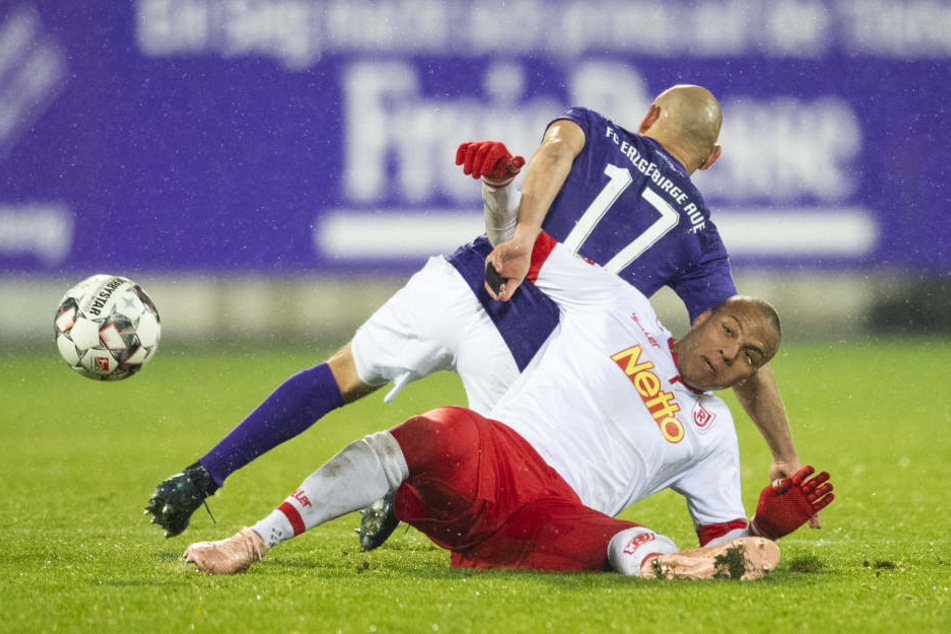 Regensburgs Jann George (vorn) und Aues Philipp Riese kämpfen um den Ball.