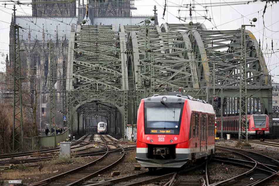 Ein Bahngleis auf der Hohenzollernbrücke ist gesperrt.