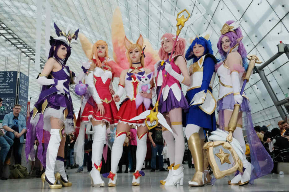 Darstellerinnen in Rollen der "Star Guardians- League of Legends" stehen während der Leipziger Buchmesse 2018 in der Glashalle des Messegeländes.