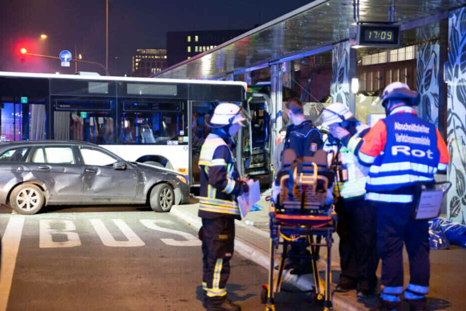 21 Verletzte bei Unfall in Wiesbaden mit zwei Bussen und vier Autos