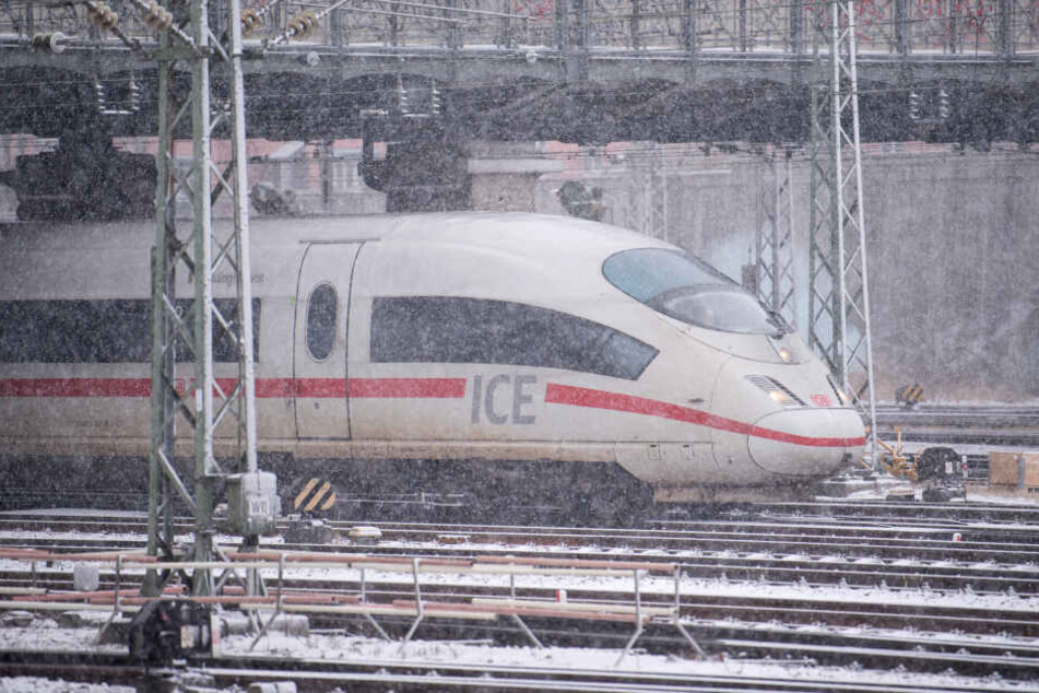 Der Zug stand mitten in der eisigen Kälte. (Symbolbild)