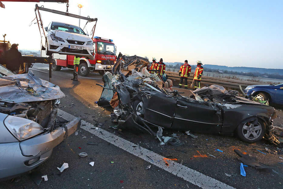 Mindestens sechs Menschen sind bei dem Unfall gestorben, 13 wurden verletzt.