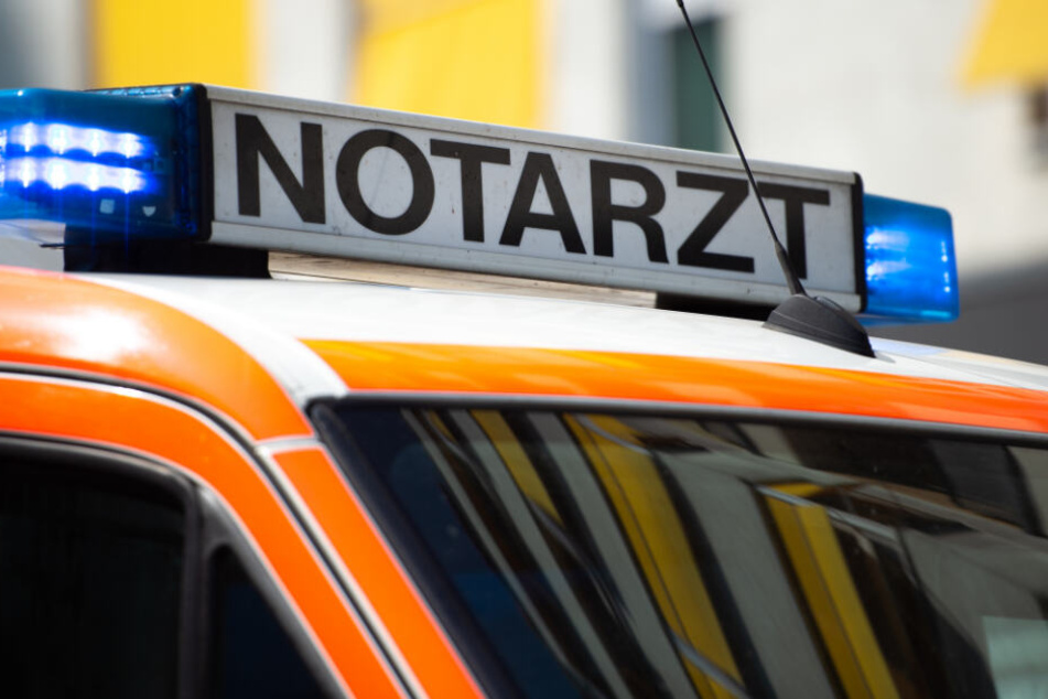 Der Mann wurde leicht verletzt in ein Krankenhaus gebracht. (Symbolbild)