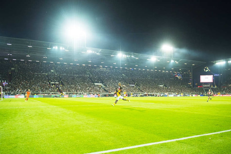 Vor ausverkauftem Haus: Trotz 45-minütiger Stille (Fanproteste) freuen sich die Schwarz-Gelben auf eine tolle Kulisse im Millerntor-Stadion von St. Pauli.