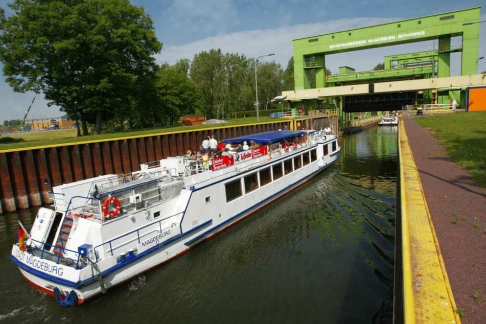 Im Bereich dieser Schleuse in Magdeburg-Rothensee zogen die Beamten der Wasserschutzpolizei den betrunkenen Matrose aus dem Verkehr. (Archivbild)
