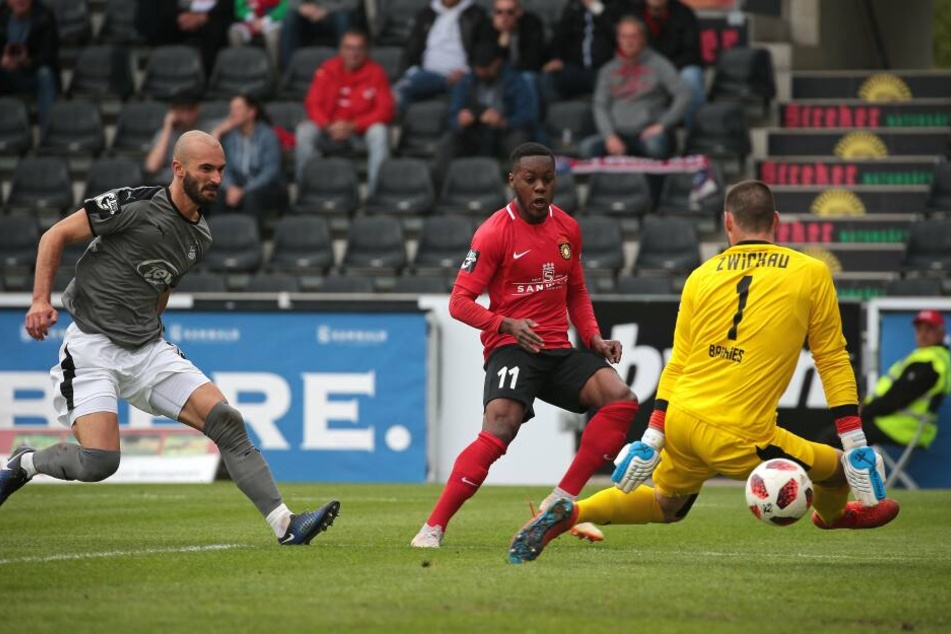 Nix zu machen: Makana Nsimba Baku trifft zum 1:0 für Großaspach.