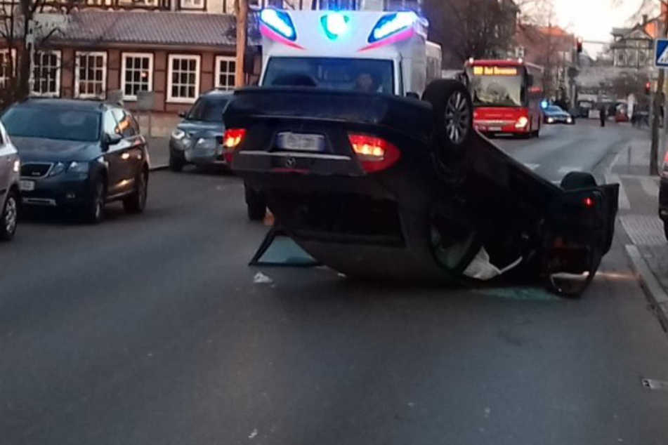 Das Auto landete am Ende des Einparkmanövers auf dem Dach.