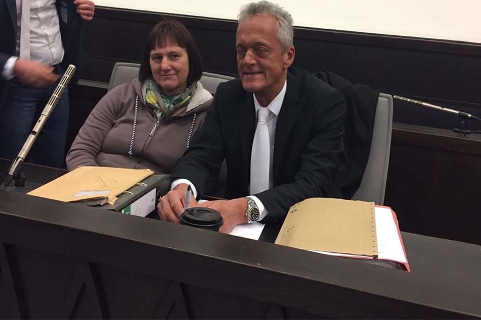 Vor Prozessbeginn lächelt Angelika W. (48) noch neben ihrem Anwalt Peter Wüller.