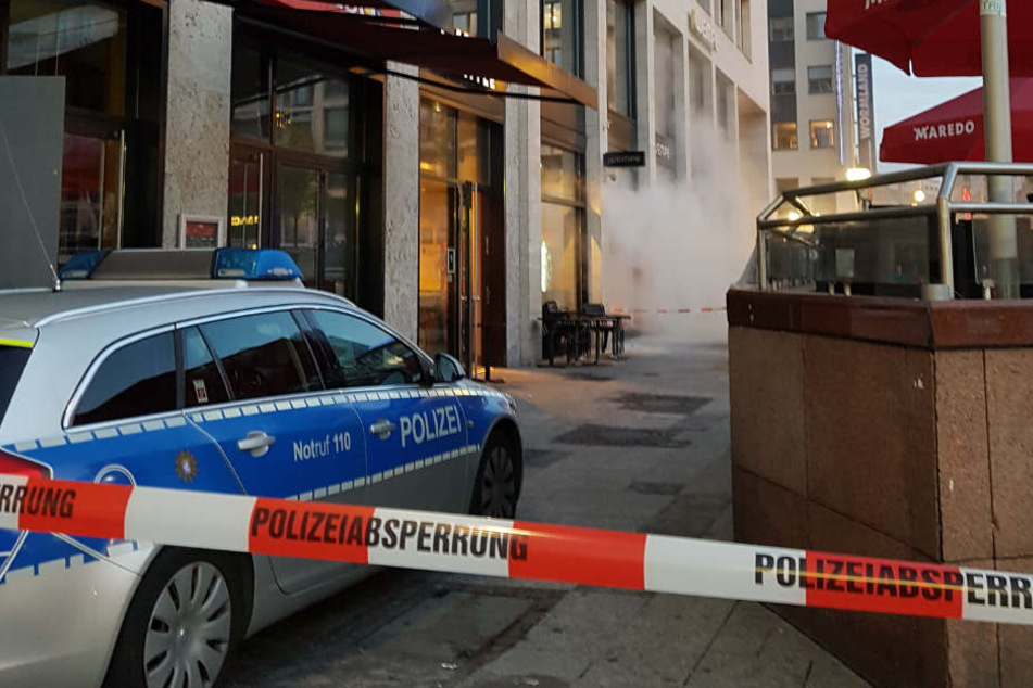 Eine dicke Rauchwolke qualmt aus dem Geschäft.