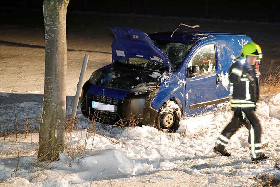 Der Peugeot blieb zunächst auf der Seite liegen, die Feuerwehr stellte ihn dann wieder auf die Räder.