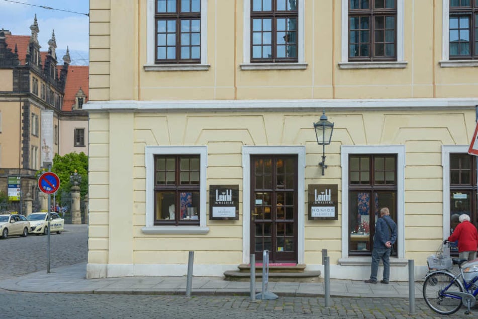 Vor dem Juwelier Leicht stand der herrenlose Koffer.