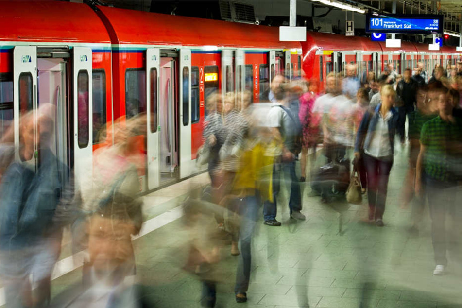Pendler, die in Frankfurt auf die S-Bahnen angewiesen sind, müssen einiges ertragen können.