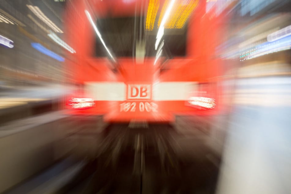 DEr Zug musste eine Vollbremsung machen (Symbolfoto).
