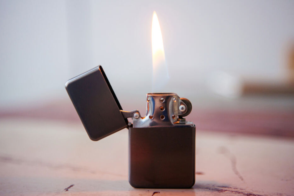 Ein Feuerzeug sollte die Beamten einschüchtern und zur Zulassung der Feier führen (Symbolbild).