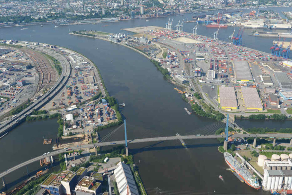 Der Hamburger Hafen mit der Köhlbrandbrücke aus der Luft aufgenommen. (Archivbild)