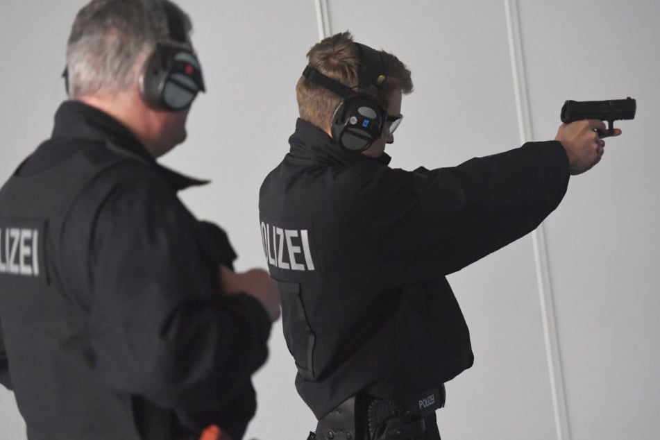Viele Berliner Polizisten haben viel zu selten die Möglichkeit zum Schießtraining (Symbolbild).