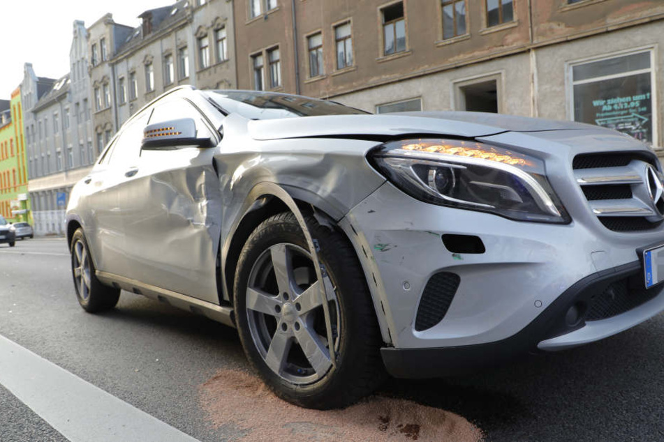 Der Mercedes wurde bei dem Unfall auf der Beifahrerseite beschädigt.