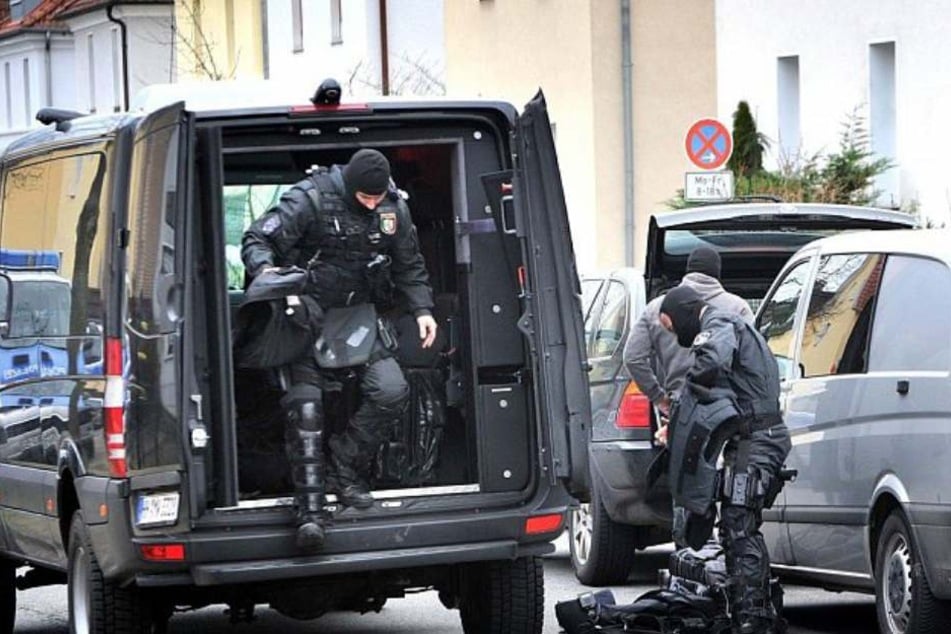 Zwei Männer nahm das SEK vor Ort fest. (Symbolbild)
