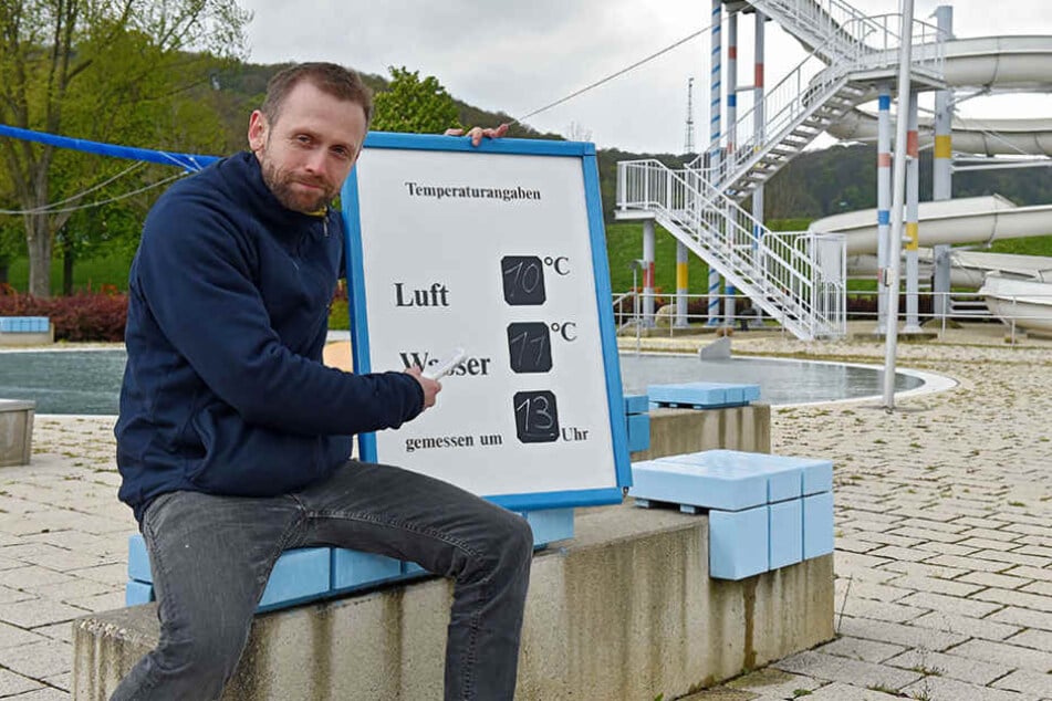 Badleiter Mathias Pilz (32) mit den aktuellen Temperaturen: 11 Grad sind wenig einladend.