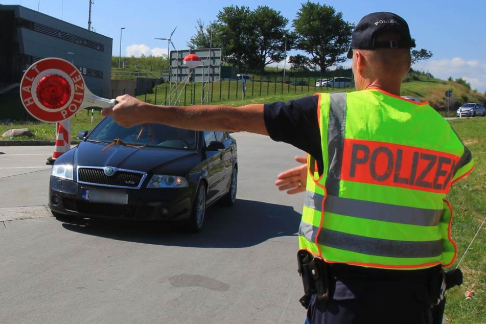 Die Zahl der Grenzkontrollen auf der A17 hat sich erhöht.